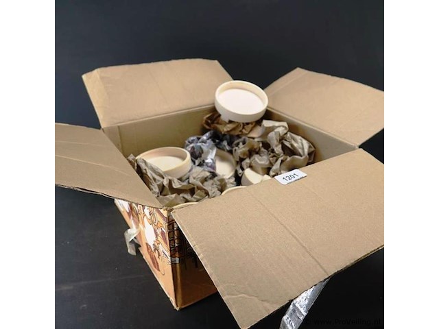 Partij aardewerk voetschalen in doos - afbeelding 1 van  5