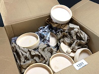 Partij aardewerk voetschalen in doos - afbeelding 2 van  5