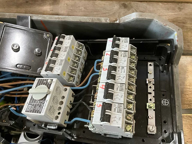 Partij aardlekschakelaars/groep automaten - afbeelding 2 van  3