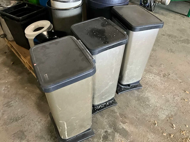 Partij afvalcontainers - afbeelding 3 van  4