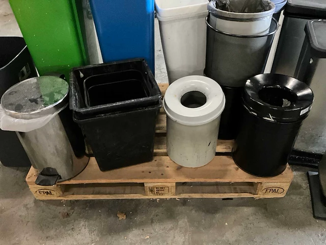 Partij afvalcontainers - afbeelding 4 van  4