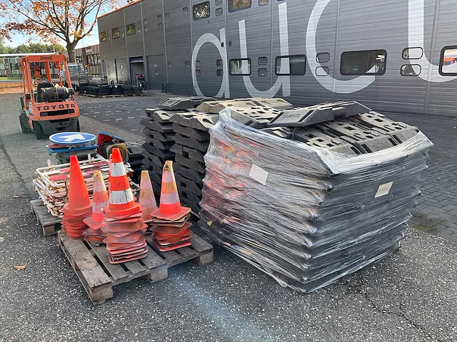 Partij afzetmaterialen - afbeelding 3 van  8