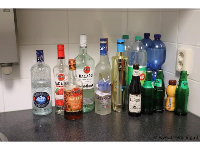 Partij (alcoholische) dranken o.a. vodka, bacardi & lefort - afbeelding 1 van  3