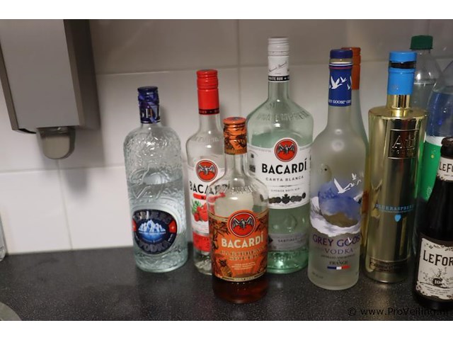 Partij (alcoholische) dranken o.a. vodka, bacardi & lefort - afbeelding 2 van  3