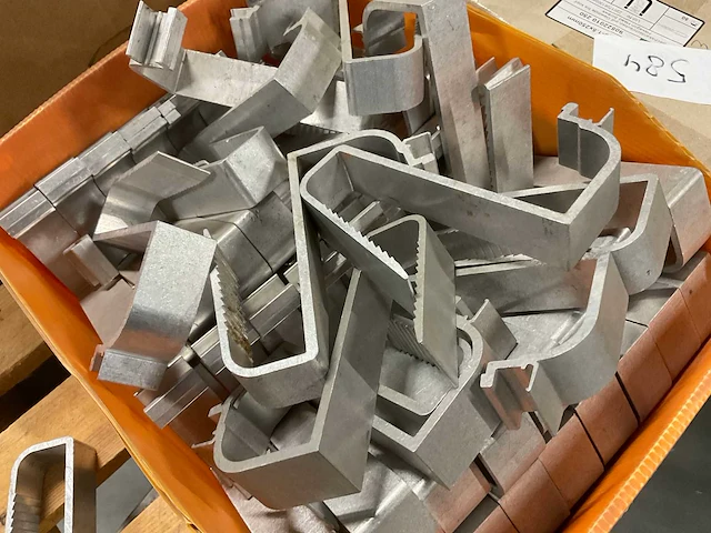 Partij aluminium dakhaken circa 50 stuks - afbeelding 1 van  2