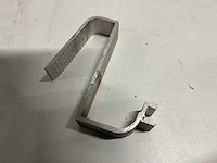 Partij aluminium dakhaken circa 50 stuks - afbeelding 2 van  2