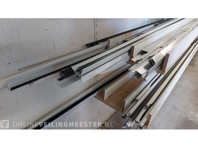 Partij aluminium, keralit en kunststof profielen - afbeelding 3 van  15
