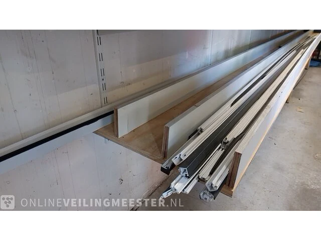 Partij aluminium, keralit en kunststof profielen - afbeelding 7 van  15