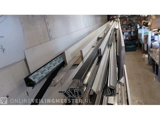 Partij aluminium, keralit en kunststof profielen - afbeelding 13 van  15