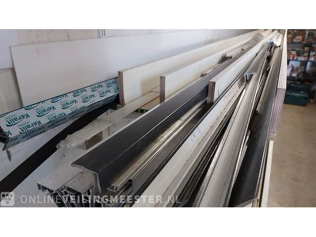Partij aluminium, keralit en kunststof profielen - afbeelding 15 van  15