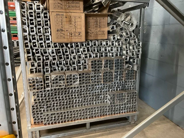 Partij aluminium zonnepaneel steunen - afbeelding 2 van  6