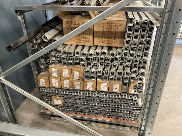 Partij aluminium zonnepaneel steunen - afbeelding 6 van  6
