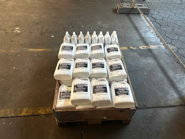 Partij antivries en koelmiddel voor hoogfrequente stroom apparatuur (46x) - afbeelding 1 van  4