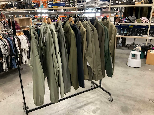 Partij arcterix/huf/peak performance/volcom jassen (13x) - afbeelding 1 van  6
