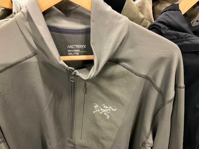 Partij arcterix/huf/peak performance/volcom jassen (13x) - afbeelding 4 van  6