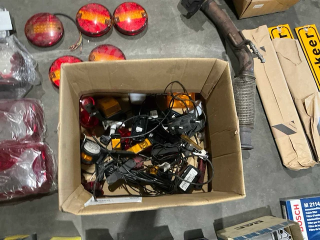 Partij auto en aanhangwagen onderdelen - afbeelding 6 van  17