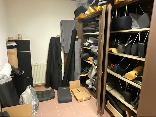 Partij autostoel-reparatiedelen (stof, armleuningen, hoofdsteunen, schuim) - afbeelding 2 van  16