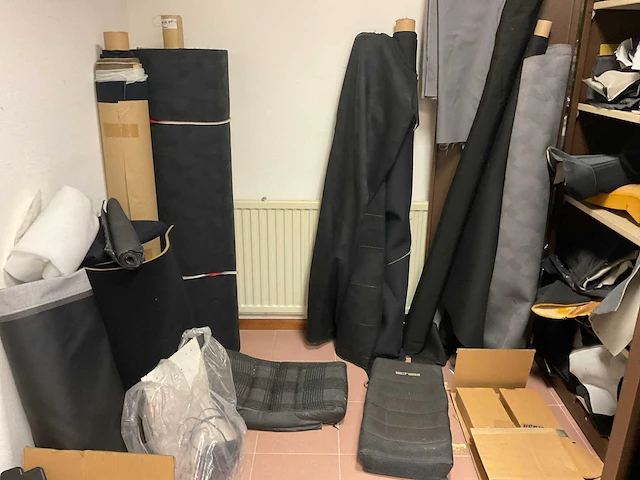 Partij autostoel-reparatiedelen (stof, armleuningen, hoofdsteunen, schuim) - afbeelding 8 van  16