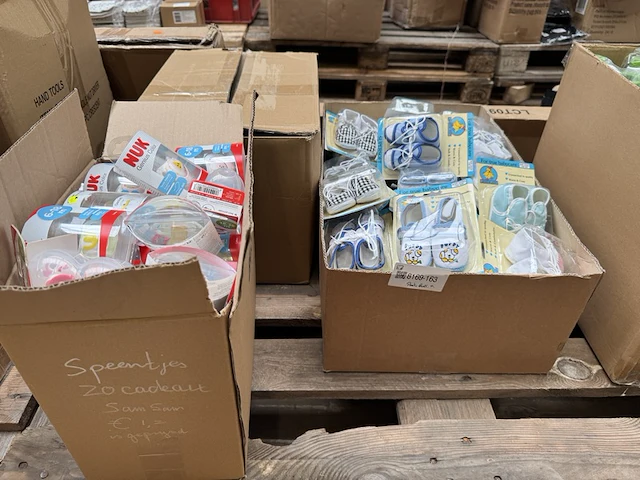 Partij baby-/kinderartikelen w.o. schoenen, spenen w.o. nuk - afbeelding 1 van  6