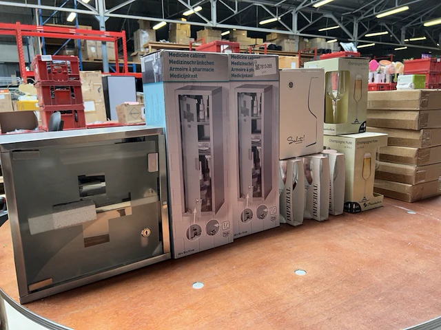 Partij badkameraccessoires en glaswerk - afbeelding 1 van  7