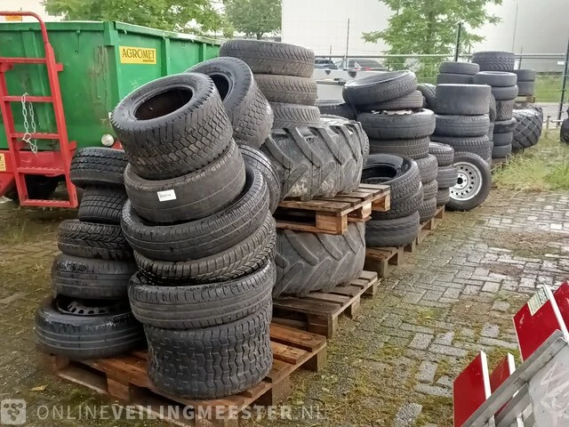 Partij banden diverse soorten en maten - afbeelding 1 van  16