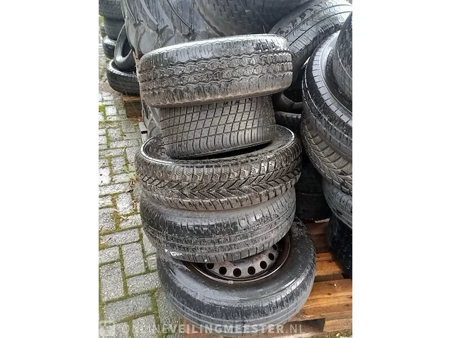 Partij banden diverse soorten en maten - afbeelding 10 van  16