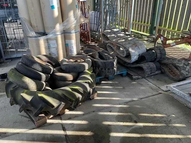 Partij banden en rupsbanden - afbeelding 1 van  5