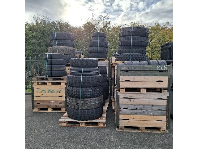 Partij banden, o.a. continental - afbeelding 1 van  10