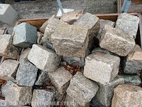 Partij basalt keien in 4x palletkrat