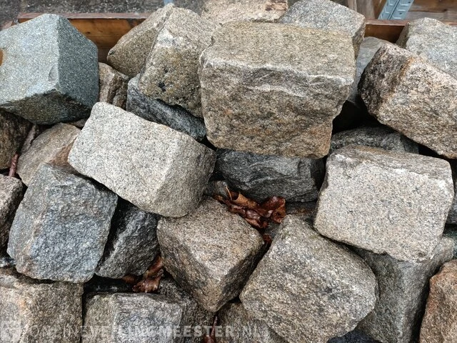 Partij basalt keien in 4x palletkrat - afbeelding 2 van  7