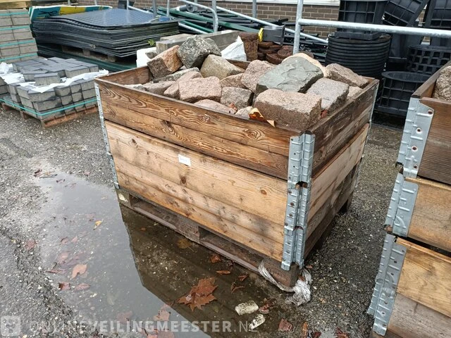 Partij basalt keien in 4x palletkrat - afbeelding 3 van  7