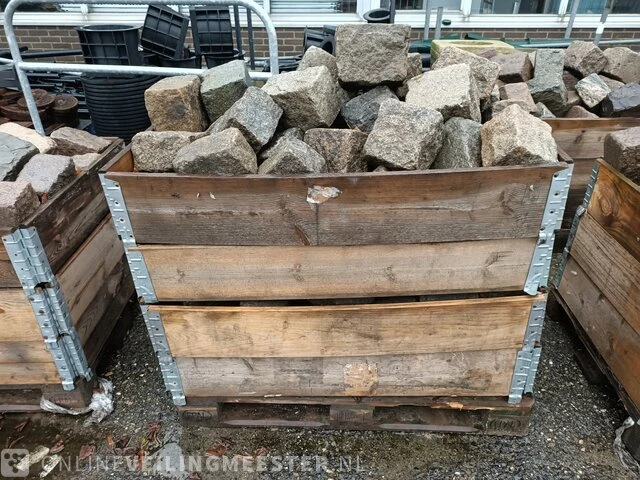 Partij basalt keien in 4x palletkrat - afbeelding 4 van  7