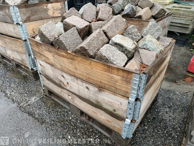 Partij basalt keien in 4x palletkrat - afbeelding 5 van  7