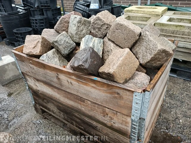 Partij basalt keien in 4x palletkrat - afbeelding 6 van  7