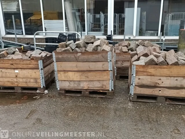Partij basalt keien in 4x palletkrat - afbeelding 7 van  7