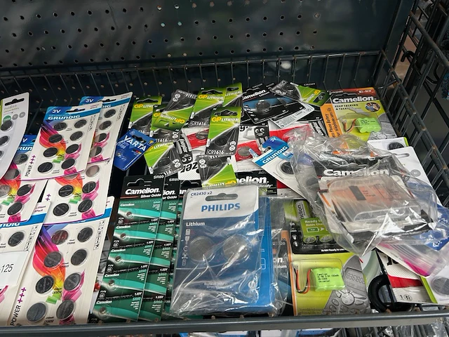 Partij batterijen w.o. philips, grundig, camelion - afbeelding 2 van  7