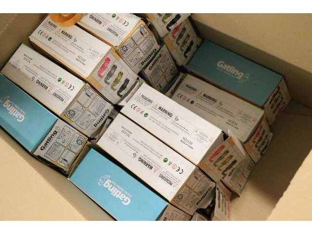 Partij bellenblaas electrick doos bekeus ruim 22 st ds 64 - afbeelding 3 van  5