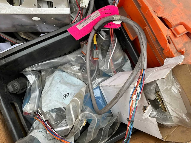 Partij besturings kasten en kabels - afbeelding 8 van  9
