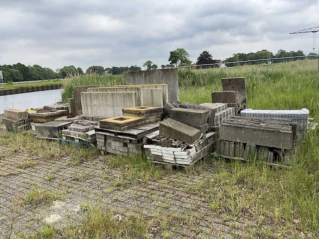 Partij betonnen delen - afbeelding 1 van  4