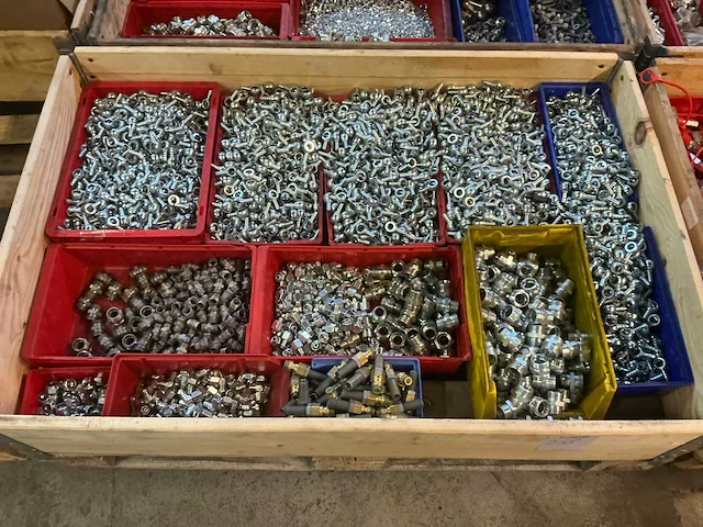 Partij bevestigingmiddelen - afbeelding 1 van  7