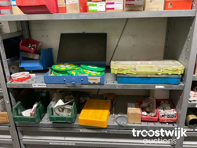 Partij bevestigings-/ en elektro-technisch materiaal - afbeelding 26 van  36