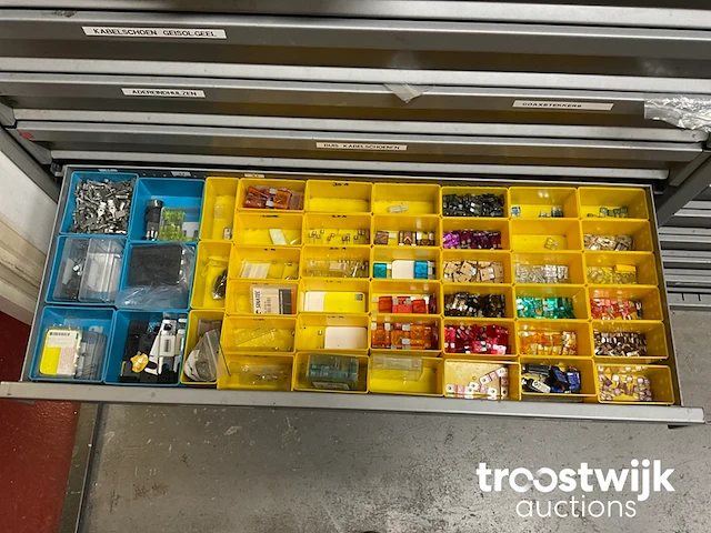 Partij bevestigings-/ en elektro-technisch materiaal - afbeelding 34 van  36
