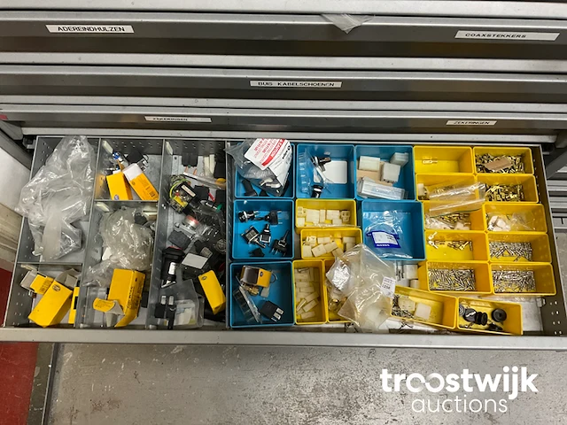 Partij bevestigings-/ en elektro-technisch materiaal - afbeelding 35 van  36