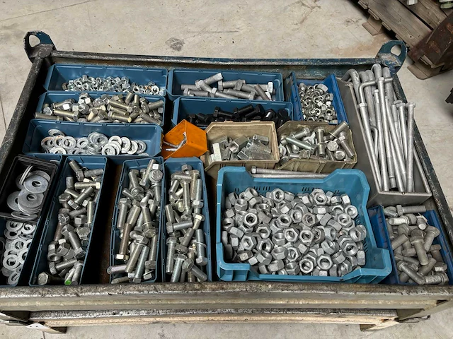 Partij bevestigingsmateriaal (bouten en moeren) - afbeelding 1 van  3