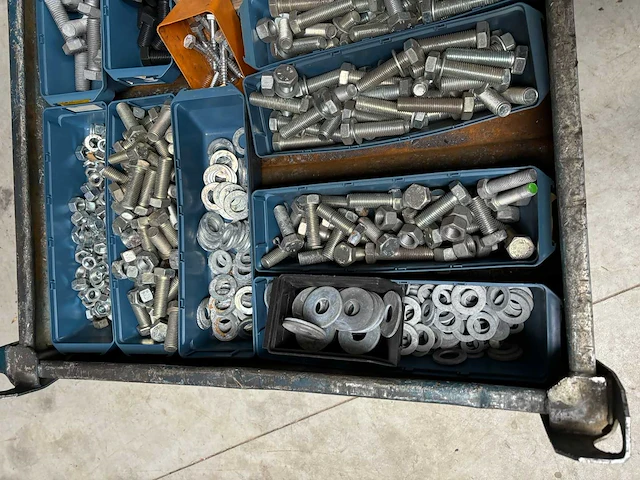 Partij bevestigingsmateriaal (bouten en moeren) - afbeelding 2 van  3