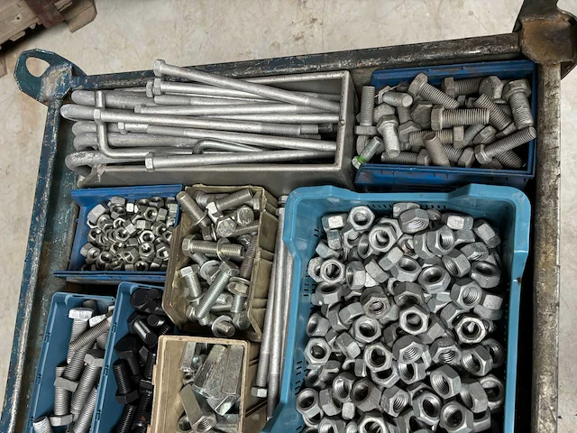 Partij bevestigingsmateriaal (bouten en moeren) - afbeelding 3 van  3