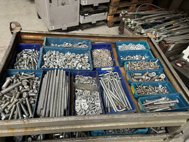 Partij bevestigingsmateriaal (bouten en moeren) - afbeelding 1 van  4