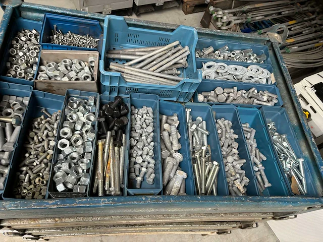 Partij bevestigingsmateriaal (bouten en moeren) - afbeelding 1 van  4