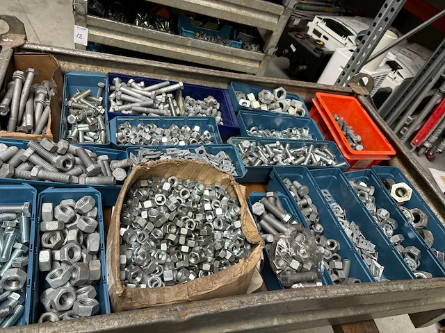 Partij bevestigingsmateriaal (bouten en moeren) - afbeelding 1 van  4