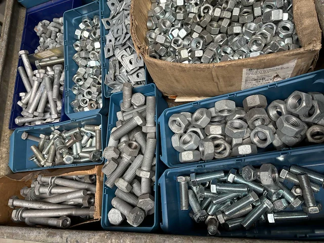 Partij bevestigingsmateriaal (bouten en moeren) - afbeelding 2 van  4